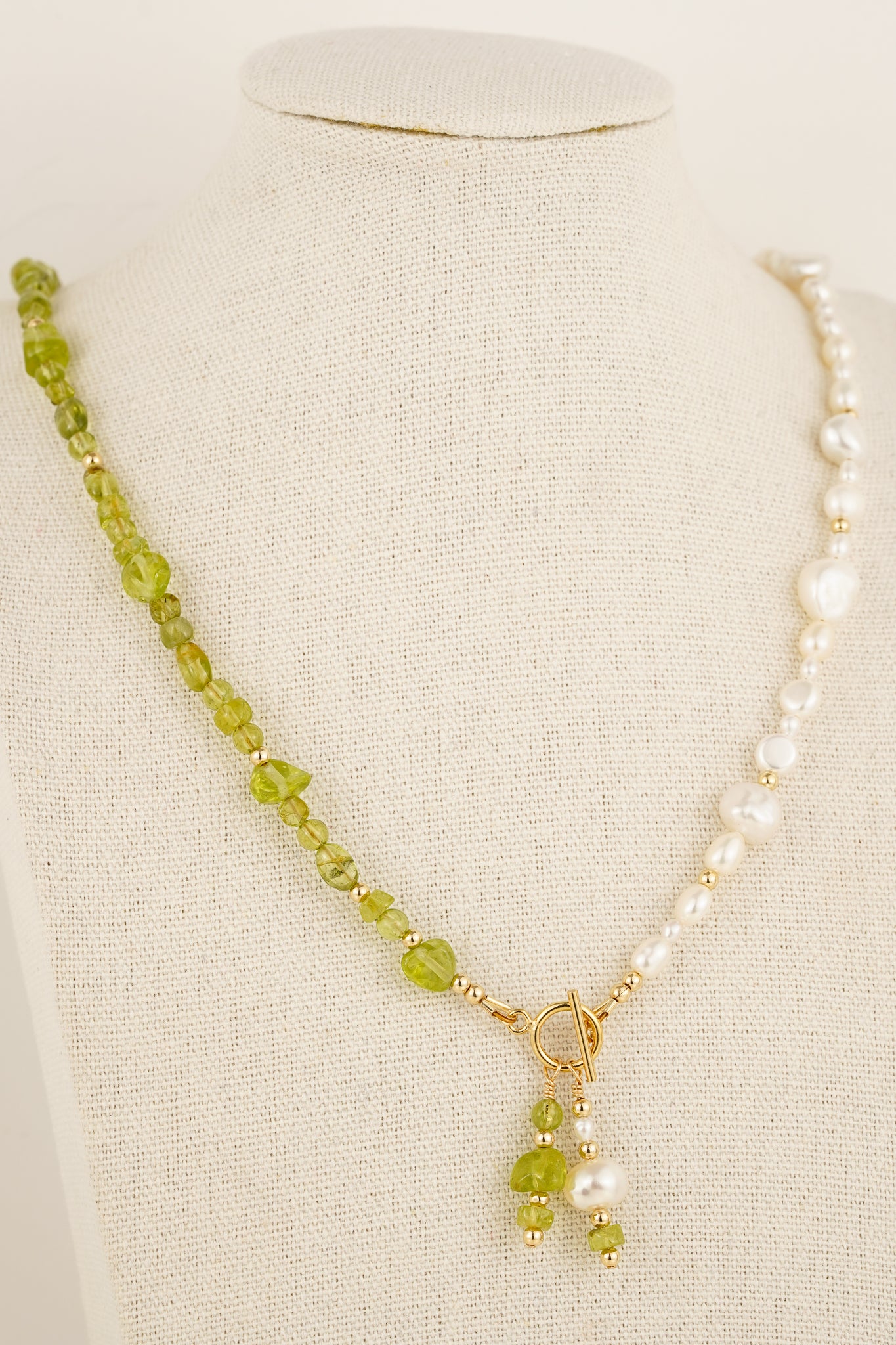 Peridot & pearl toggle necklace - gold