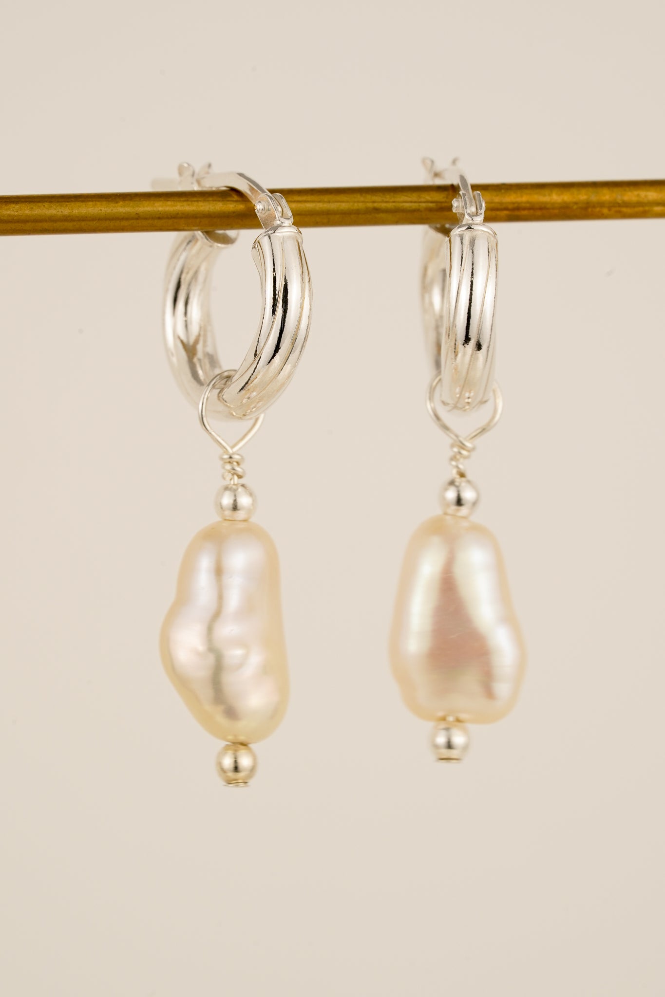 Baroque pearl twist hoop earrings - silver