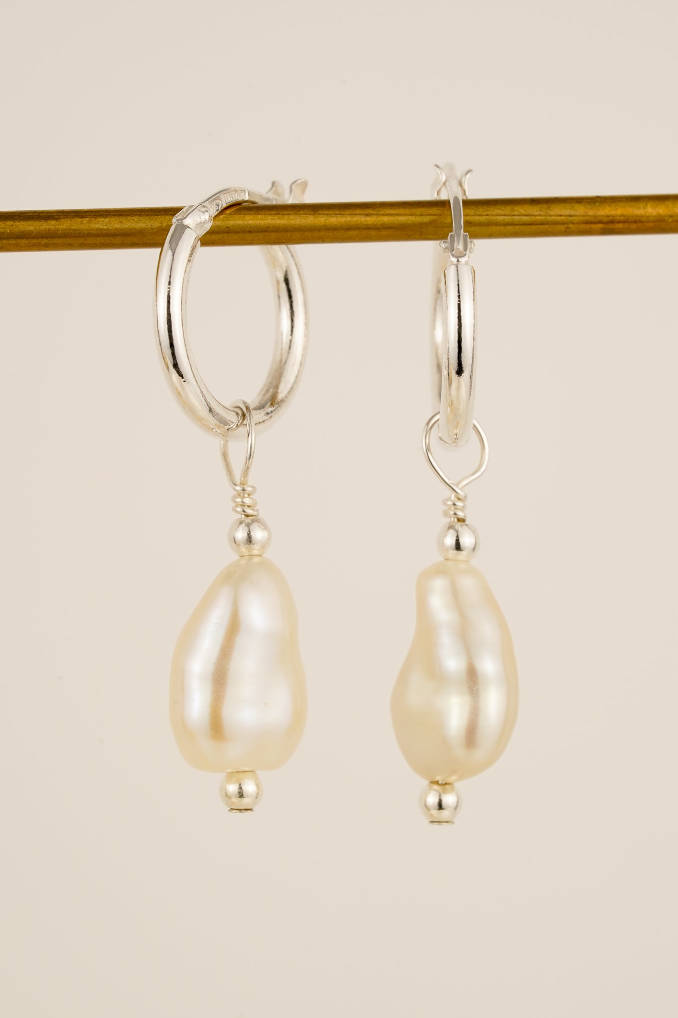 Baroque pearl hoop earrings - silver