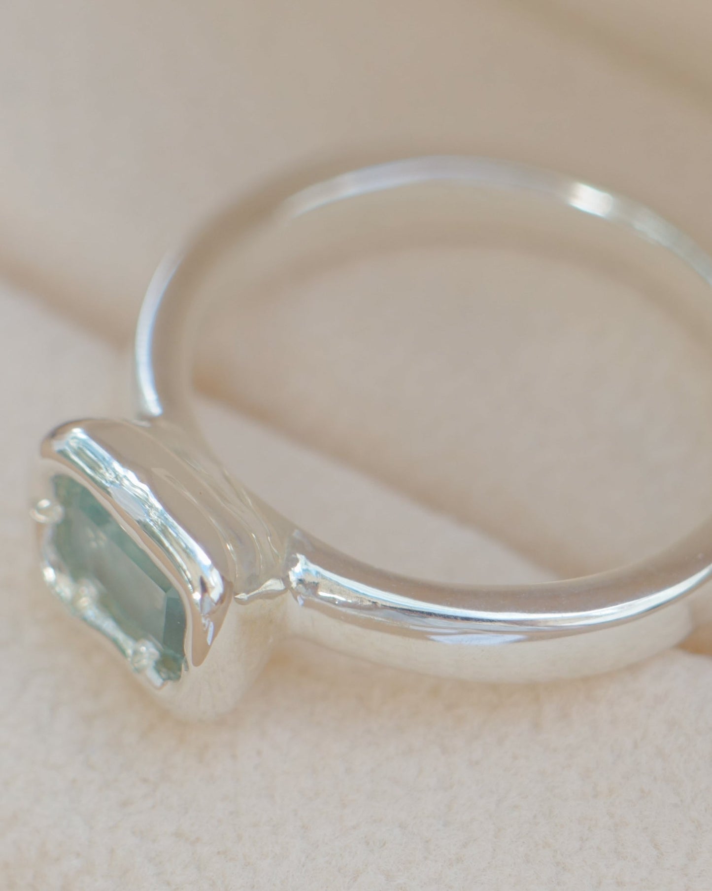 Opalescent Australian sapphire ring - silver