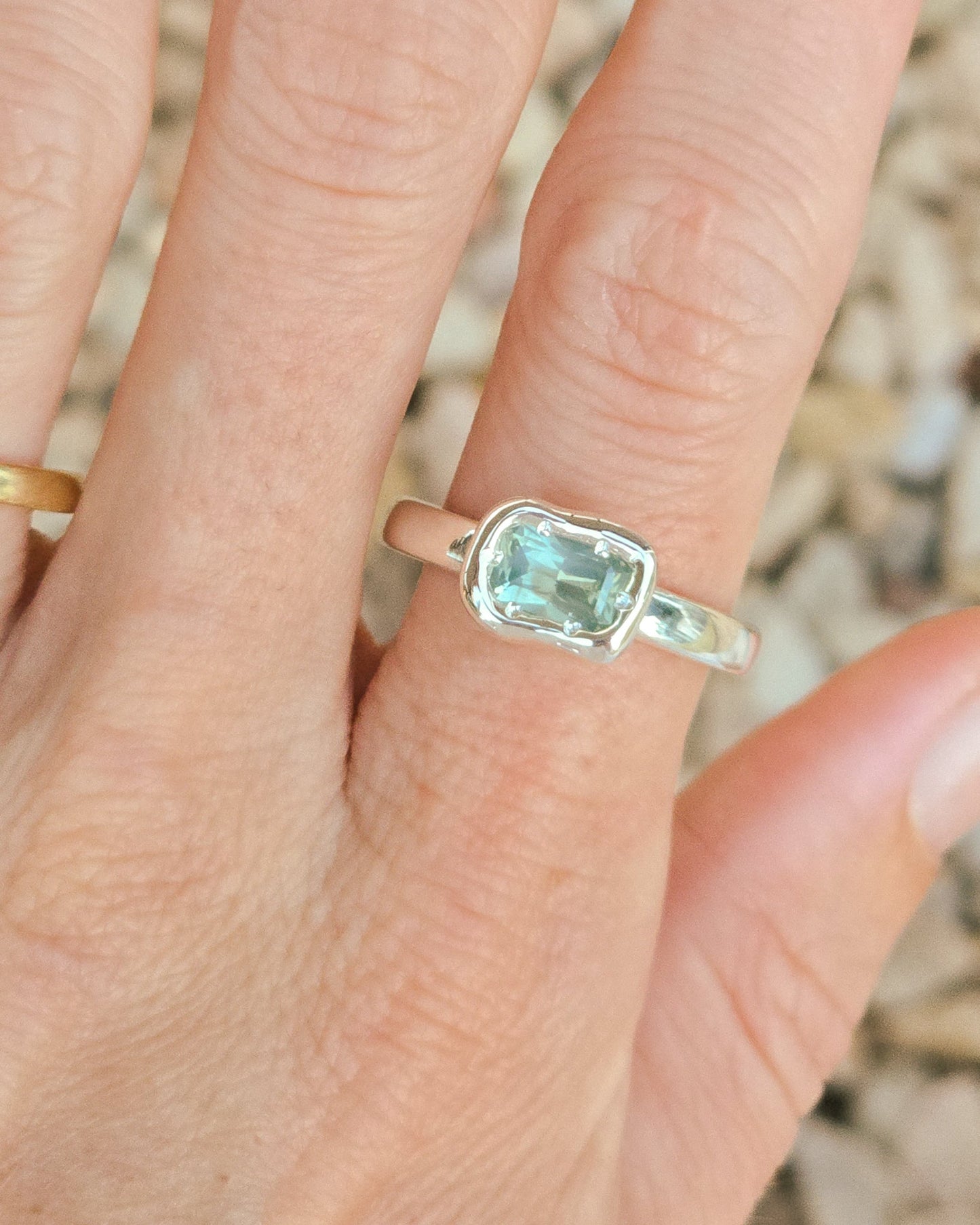 Opalescent Australian sapphire ring - silver