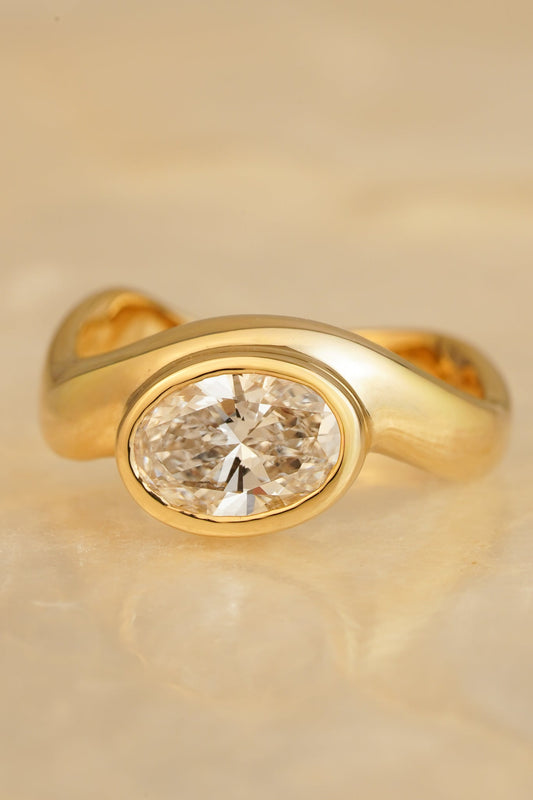 Solid gold oval diamond wave ring