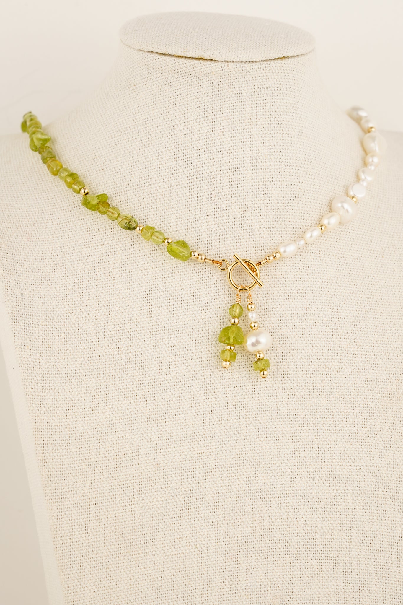Peridot & pearl toggle necklace - gold