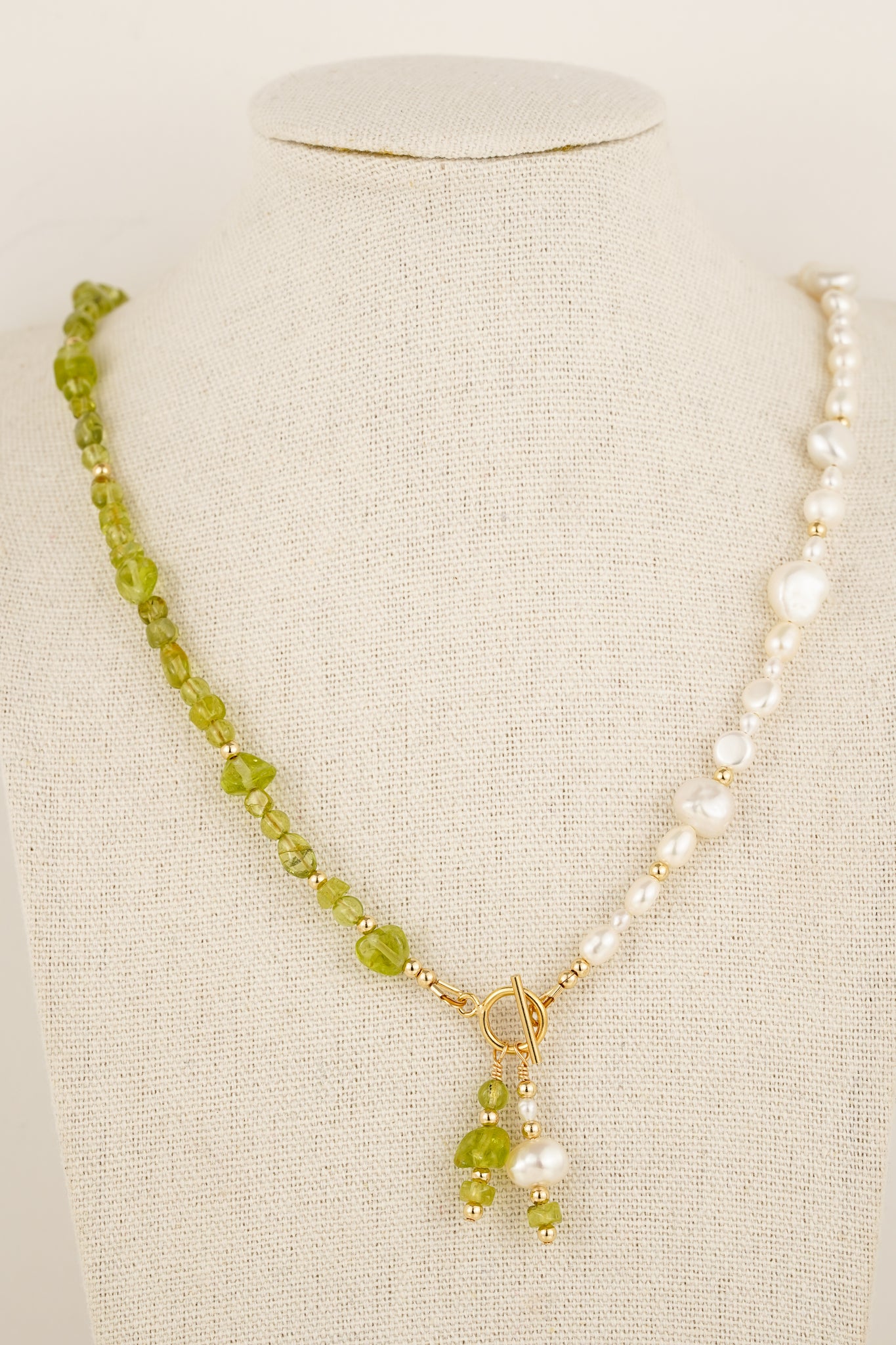 Peridot & pearl toggle necklace - gold