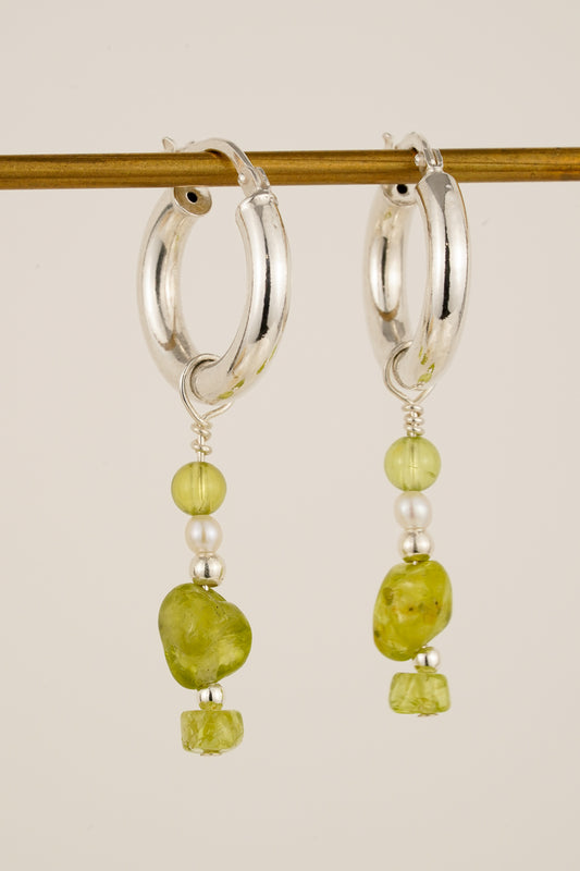 Peridot & pearl hoop earrings - silver