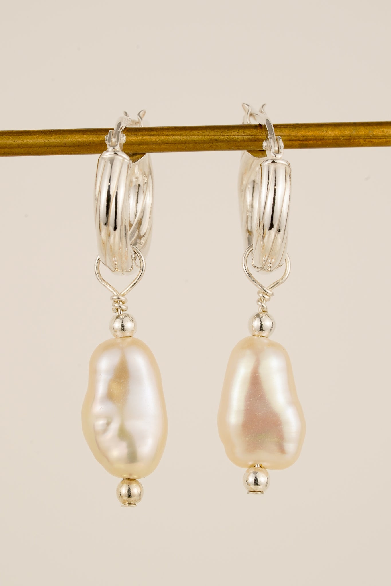 Baroque pearl twist hoop earrings - silver