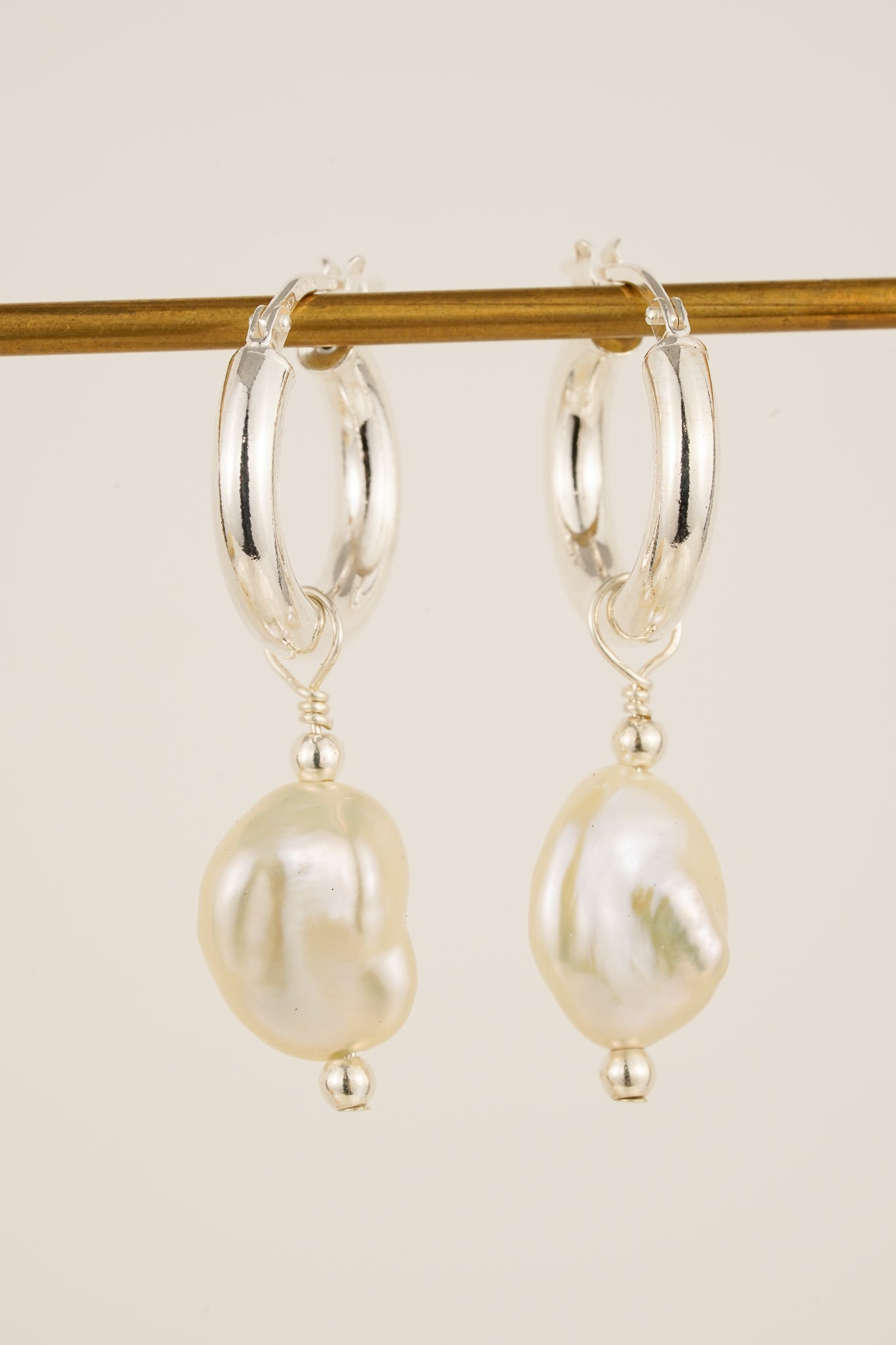 Baroque pearl hoop earrings - silver
