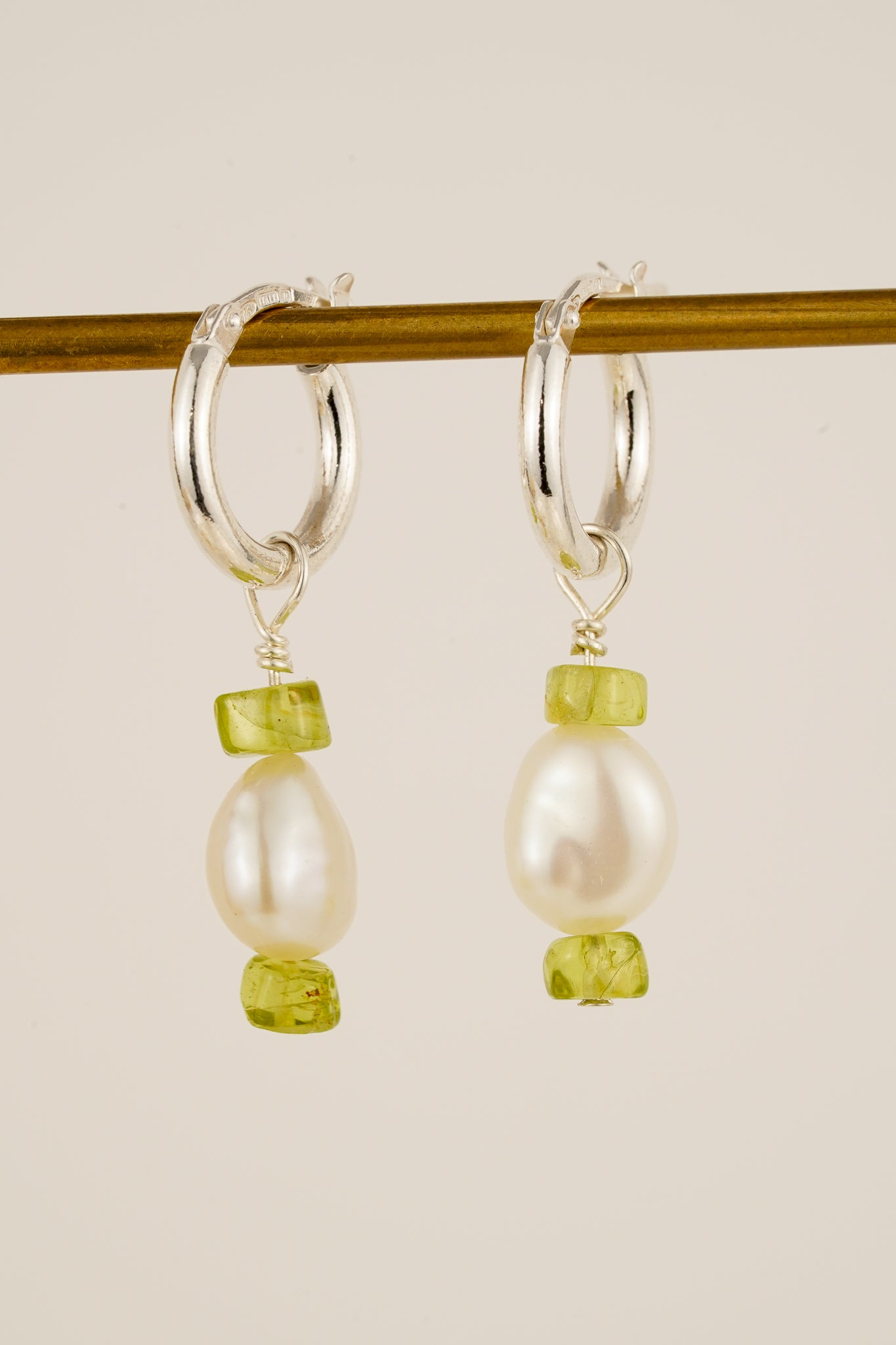 Peridot & pearl hoop earrings - silver