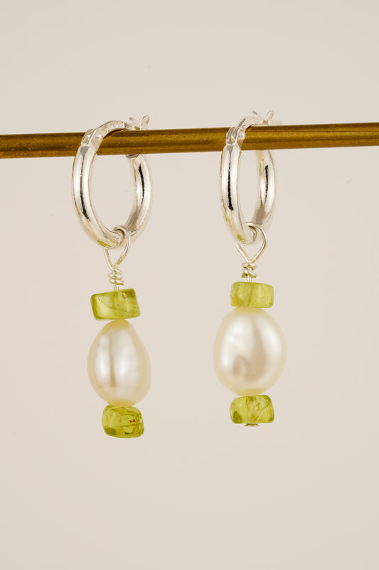 Peridot & pearl hoop earrings - silver