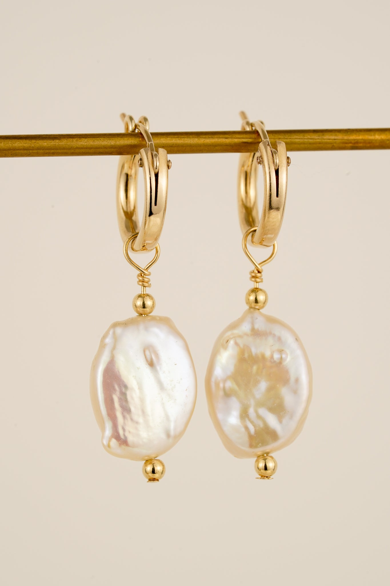 Oval pearl earrings - gold-filled