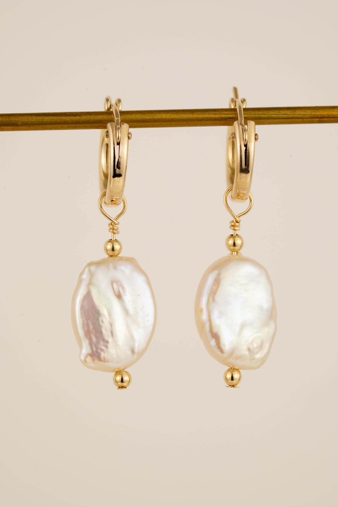 Oval pearl earrings - gold-filled
