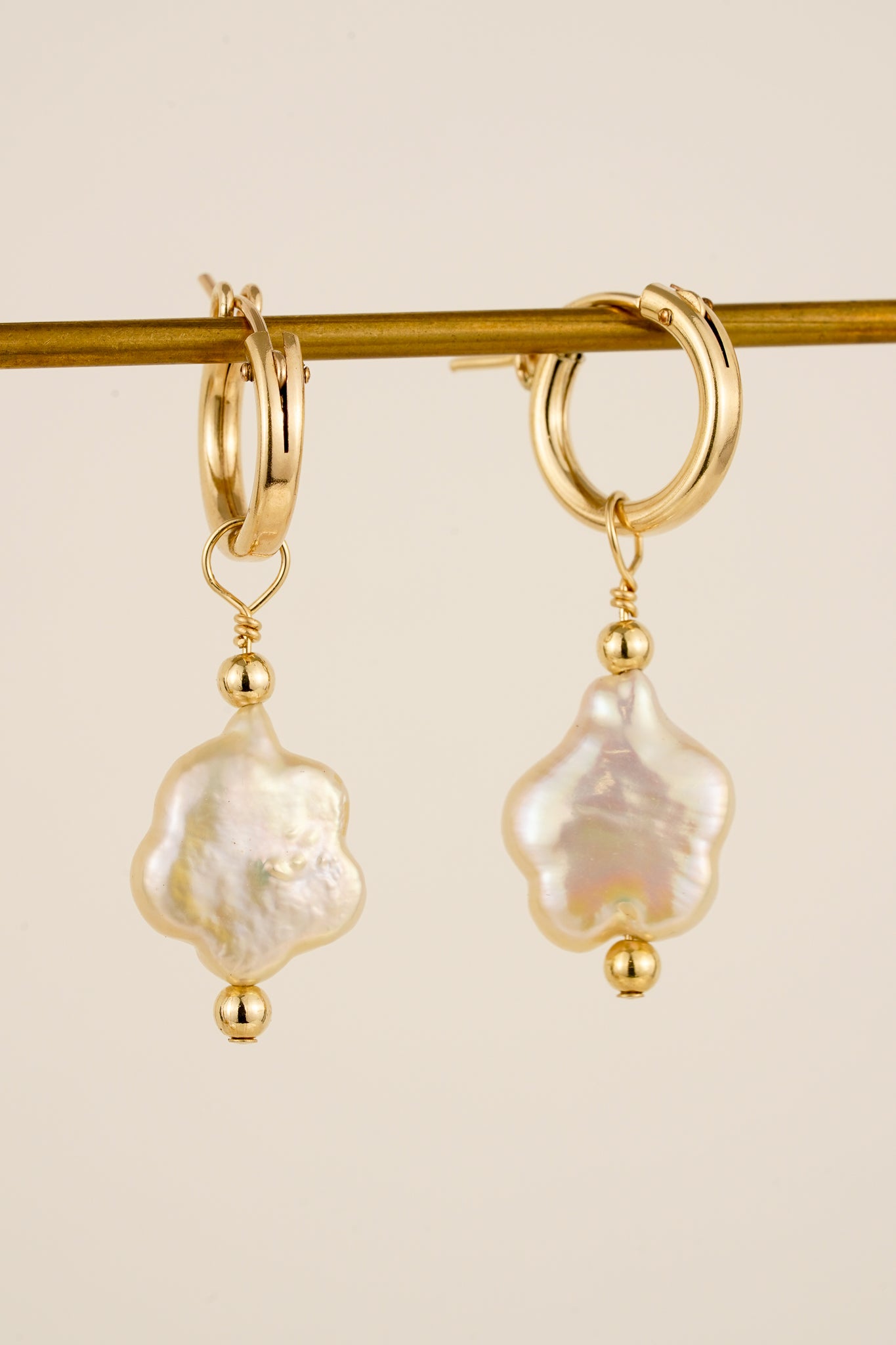 Oval pearl earrings - gold-filled