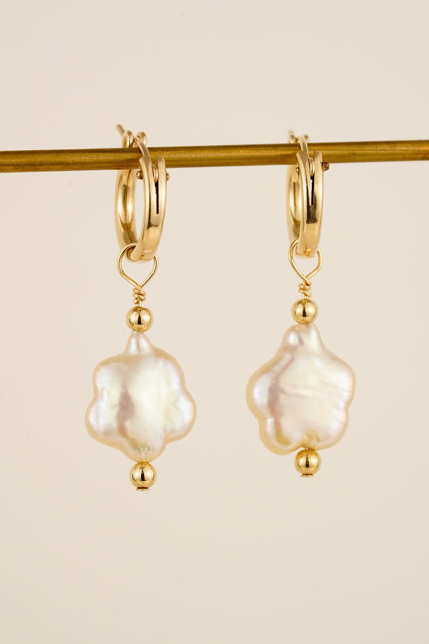 Oval pearl earrings - gold-filled