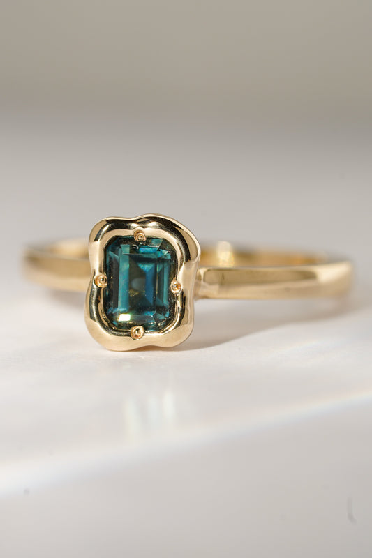 Solid gold deep teal sapphire solitare