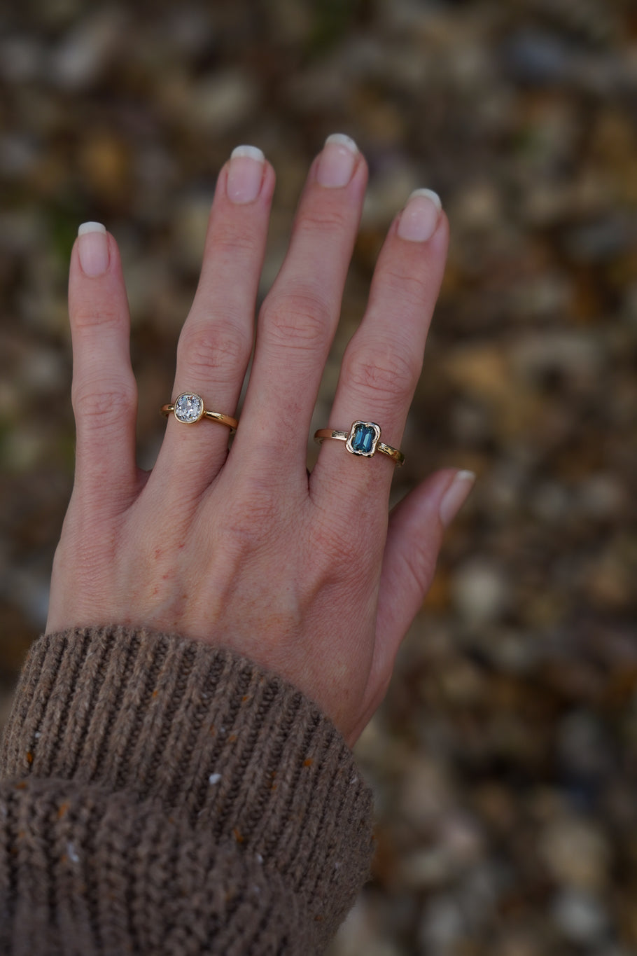 Solid gold deep teal sapphire solitare