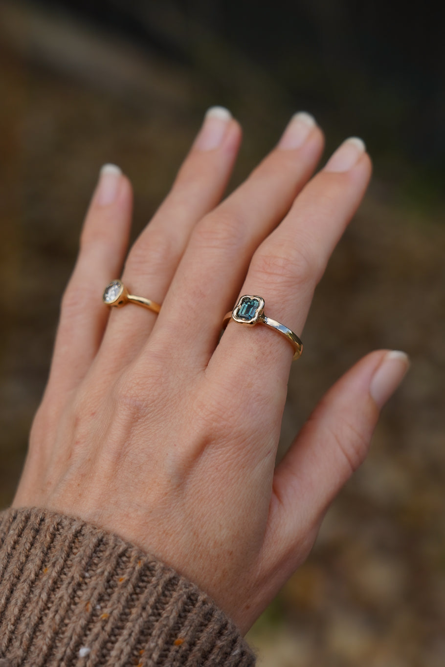 Solid gold deep teal sapphire solitare