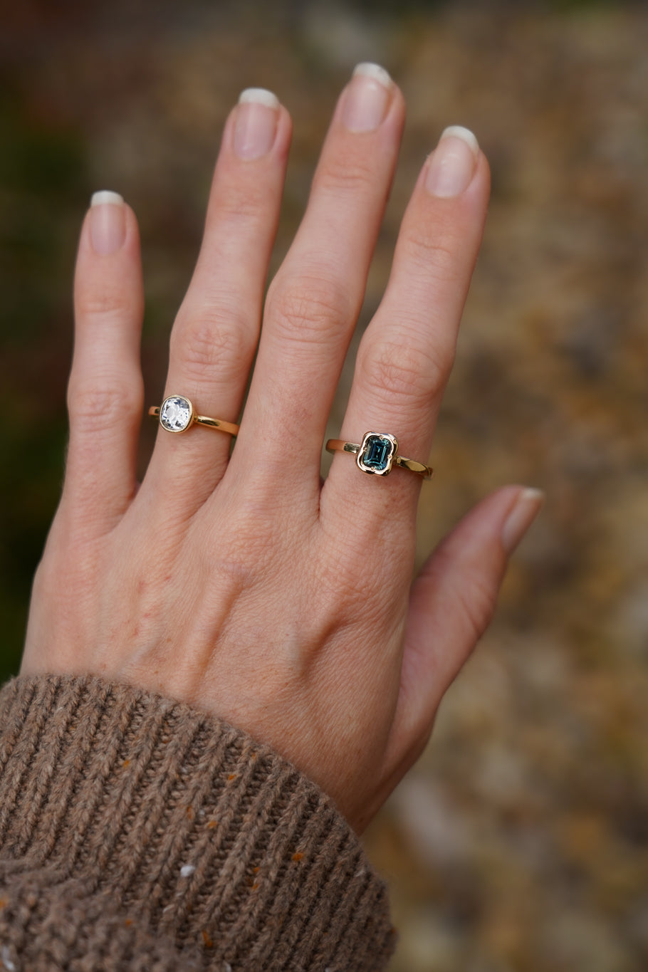 Solid gold deep teal sapphire solitare