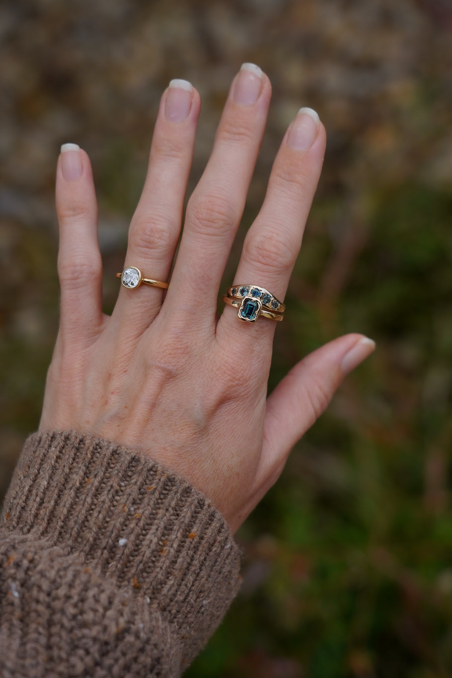 Solid gold deep teal sapphire solitare