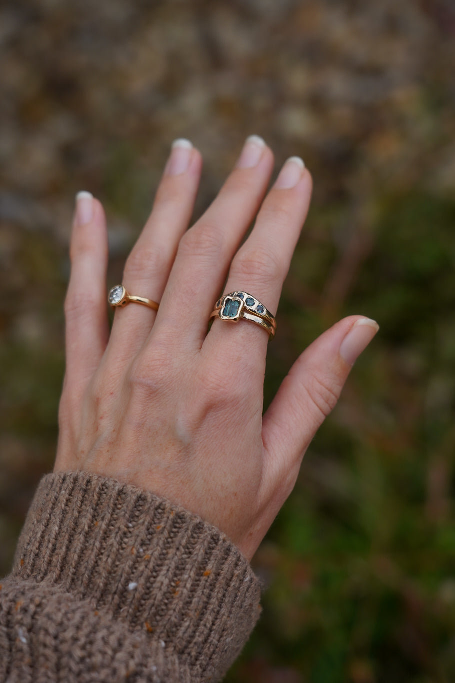Solid gold deep teal sapphire solitare