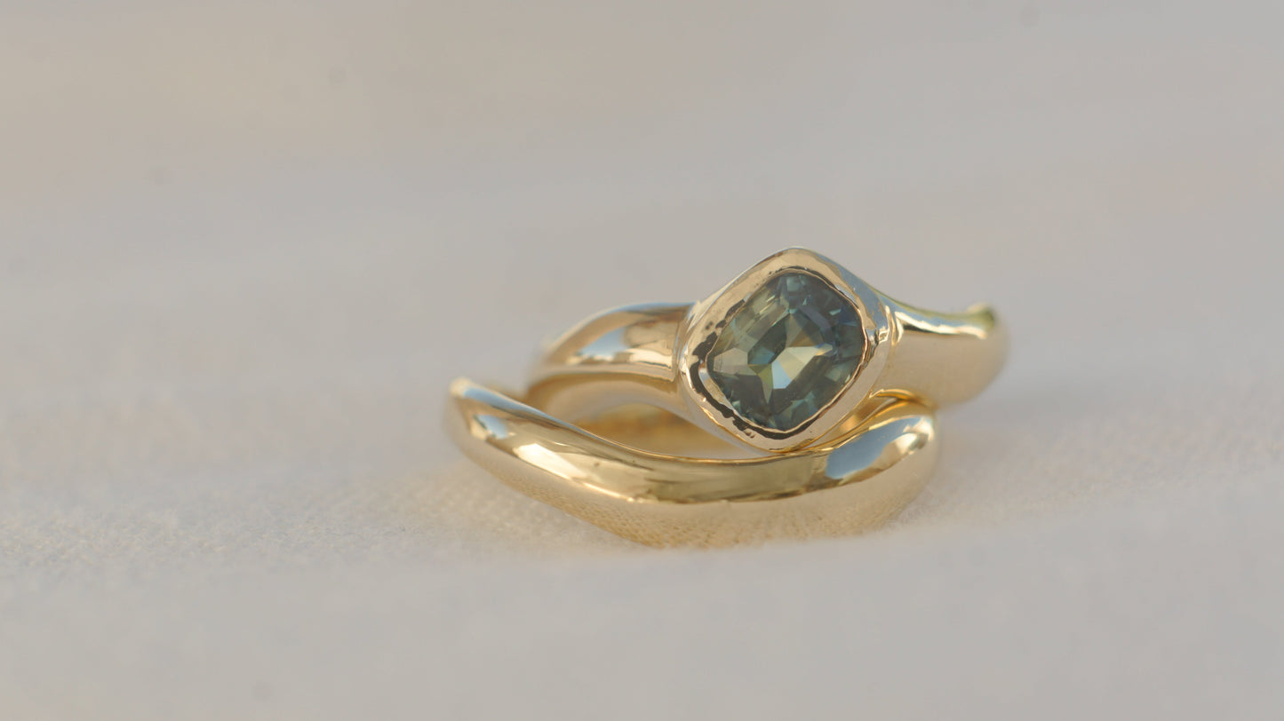 Solid gold & Australian parti sapphire ring