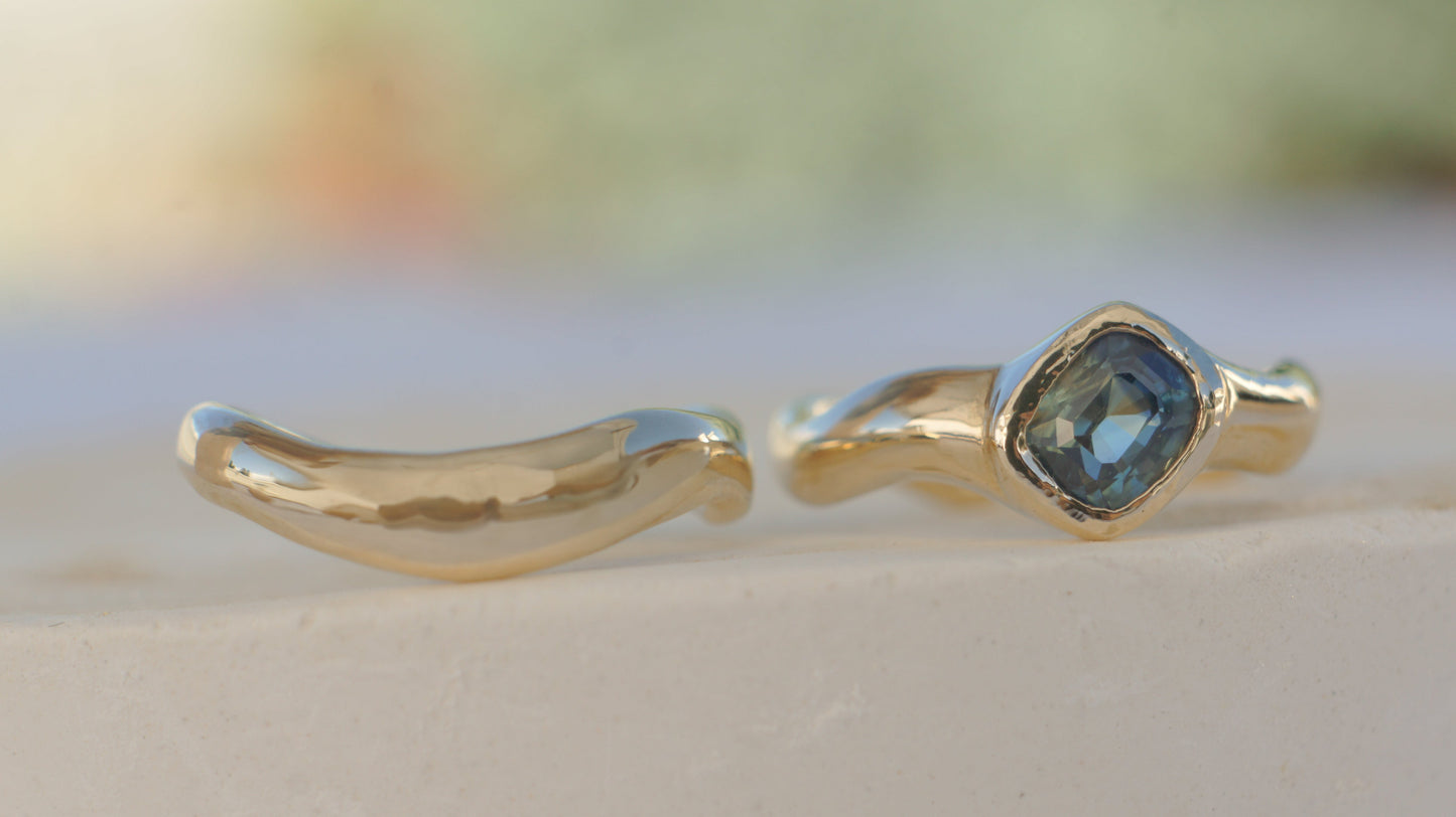 Solid gold & Australian parti sapphire ring