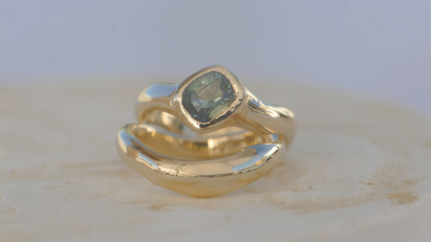 Solid gold & Australian parti sapphire ring