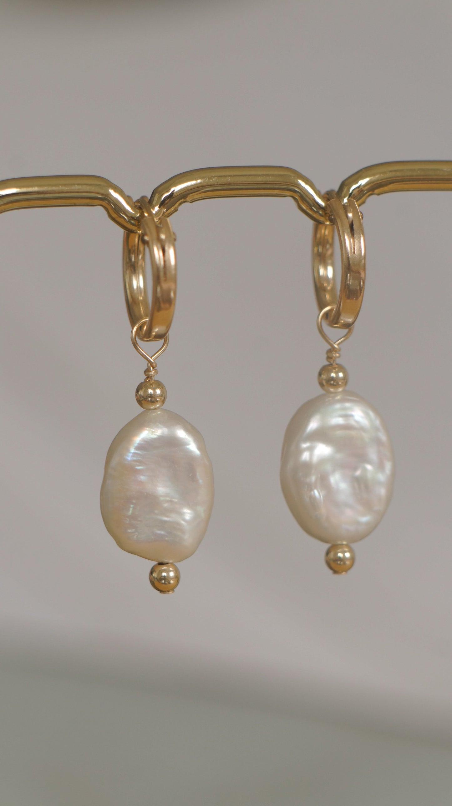 Oval pearl earrings (pair) - gold-filled