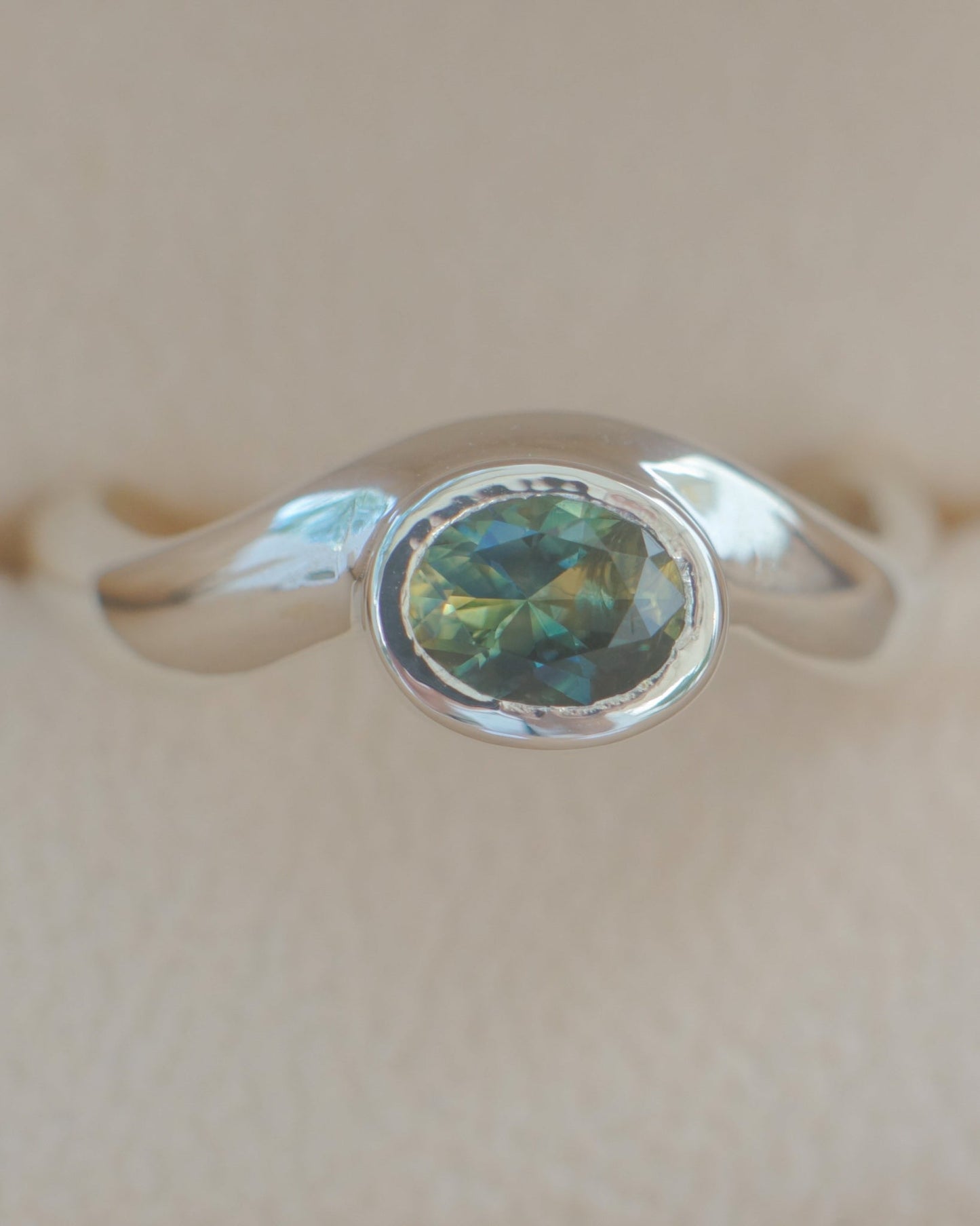 Oval cut Australian parti sapphire ring - silver