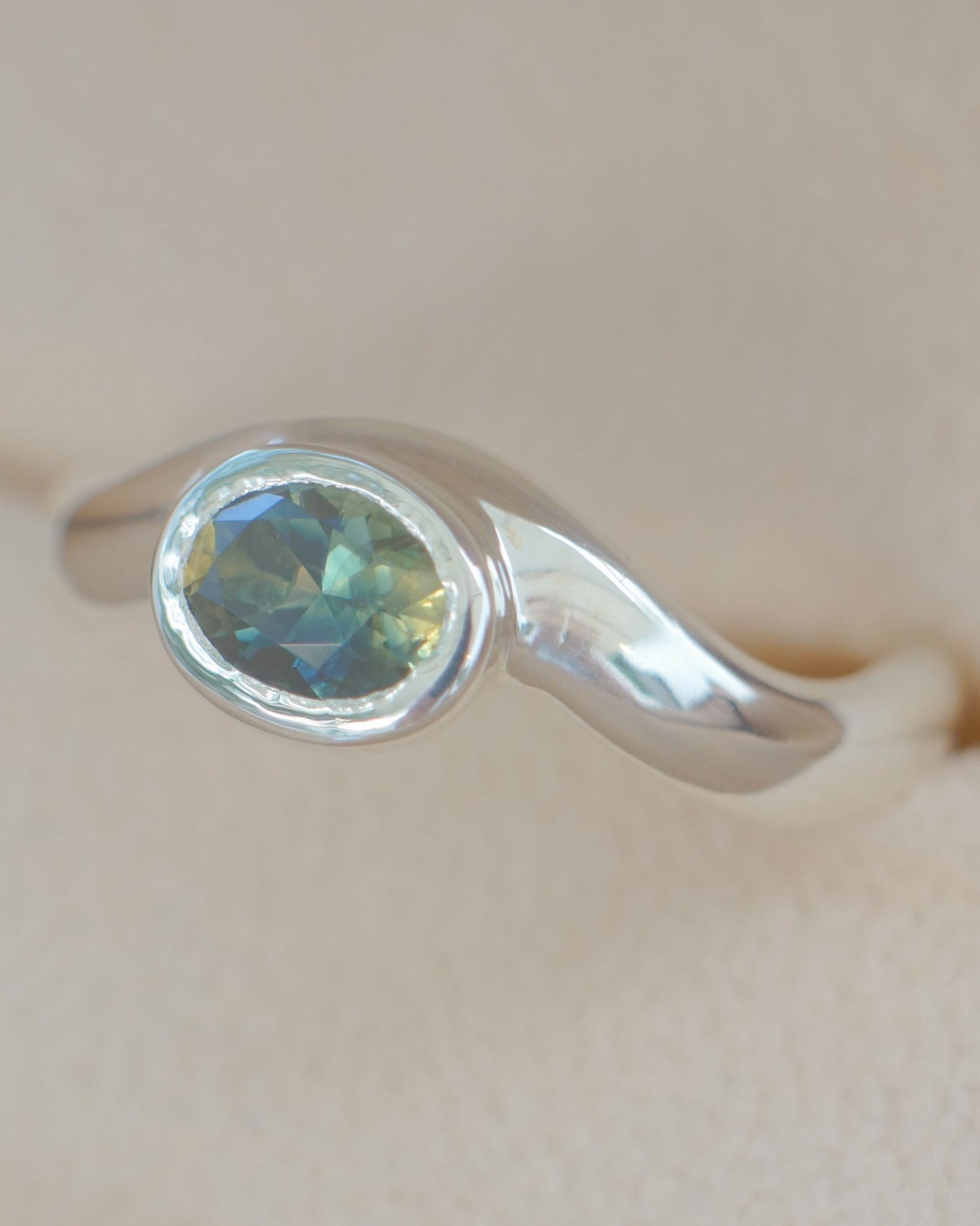 Oval cut Australian parti sapphire ring - silver