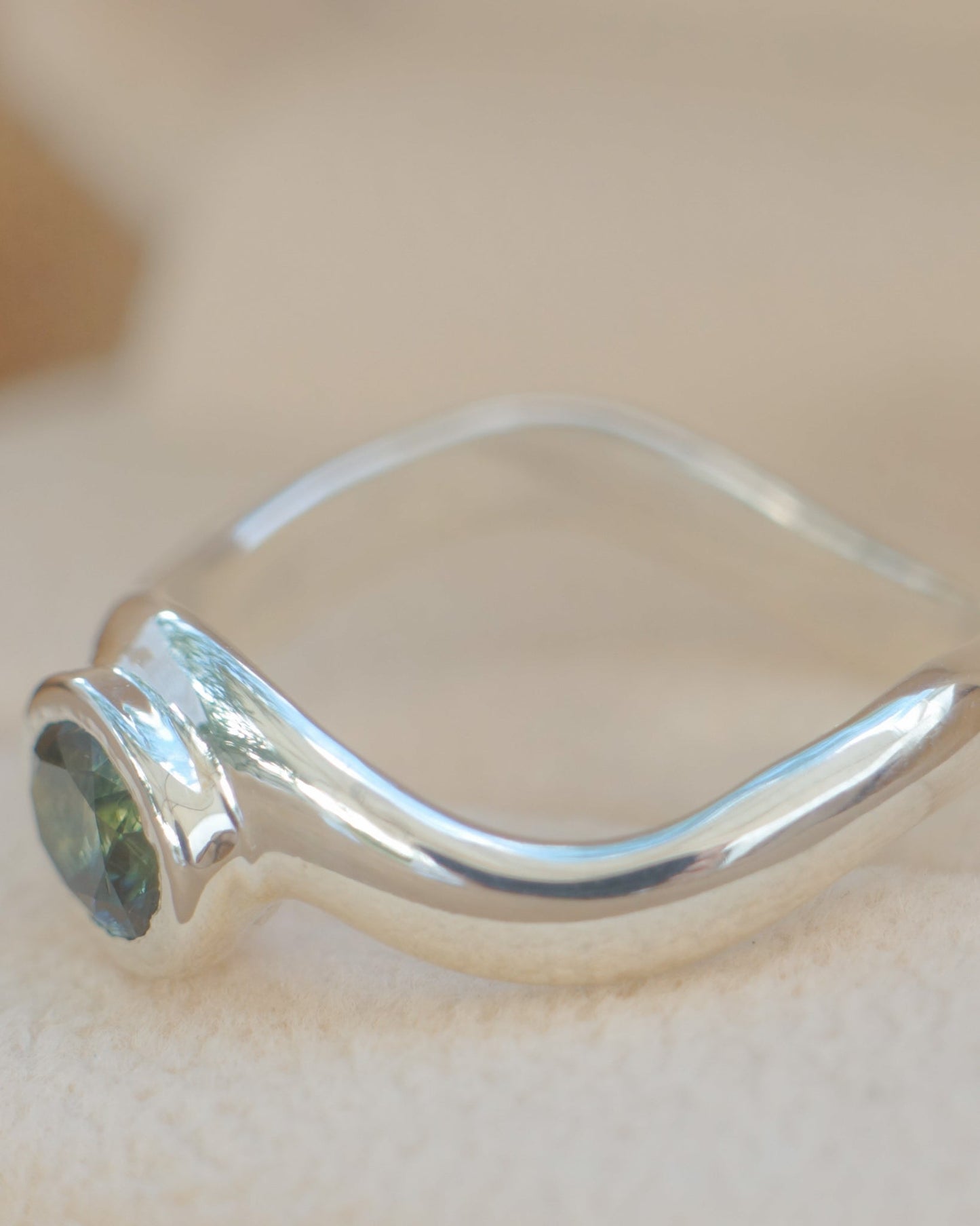 Oval cut Australian parti sapphire ring - silver