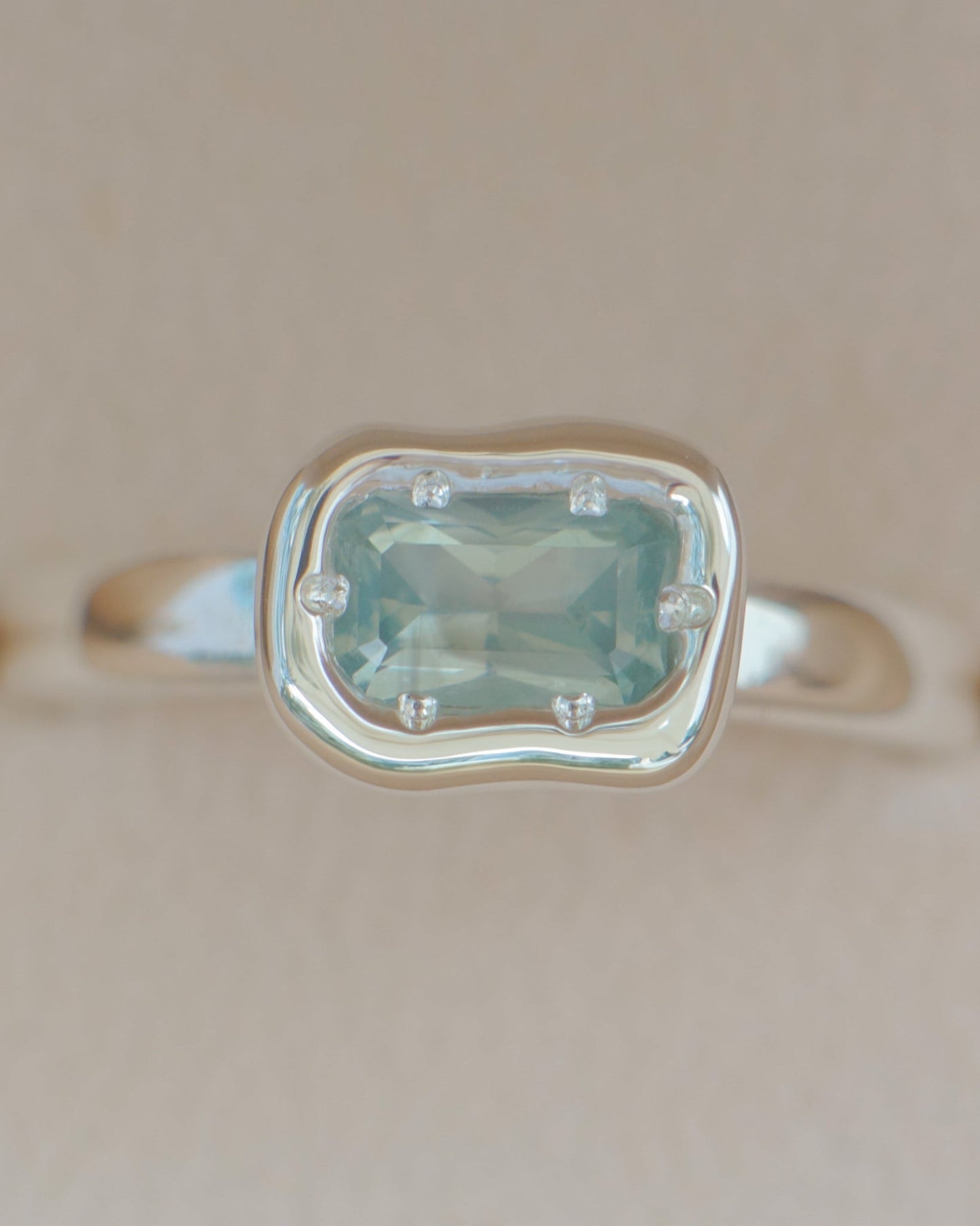 Opalescent Australian sapphire ring - silver