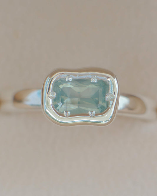 Opalescent Australian sapphire ring - silver