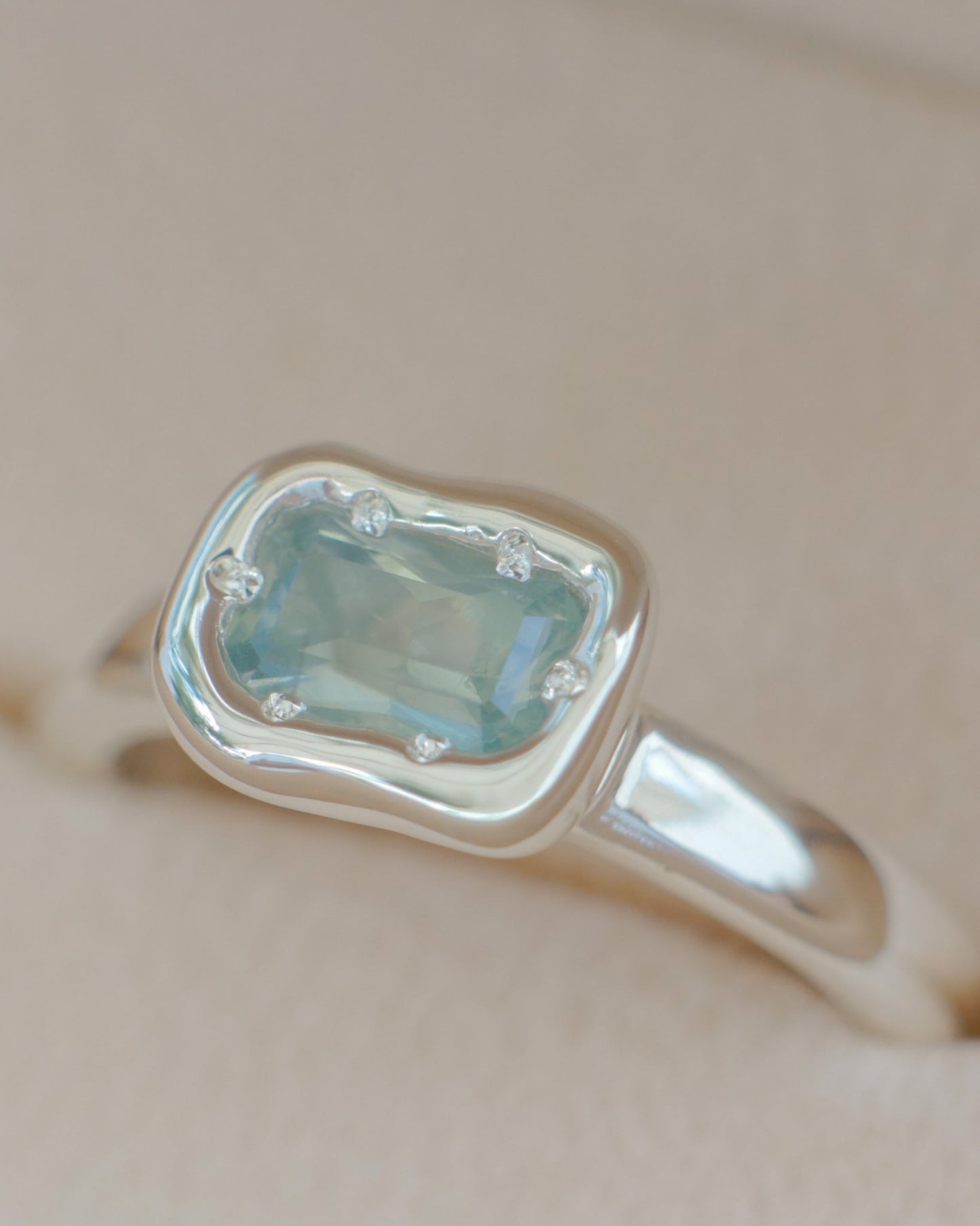 Opalescent Australian sapphire ring - silver