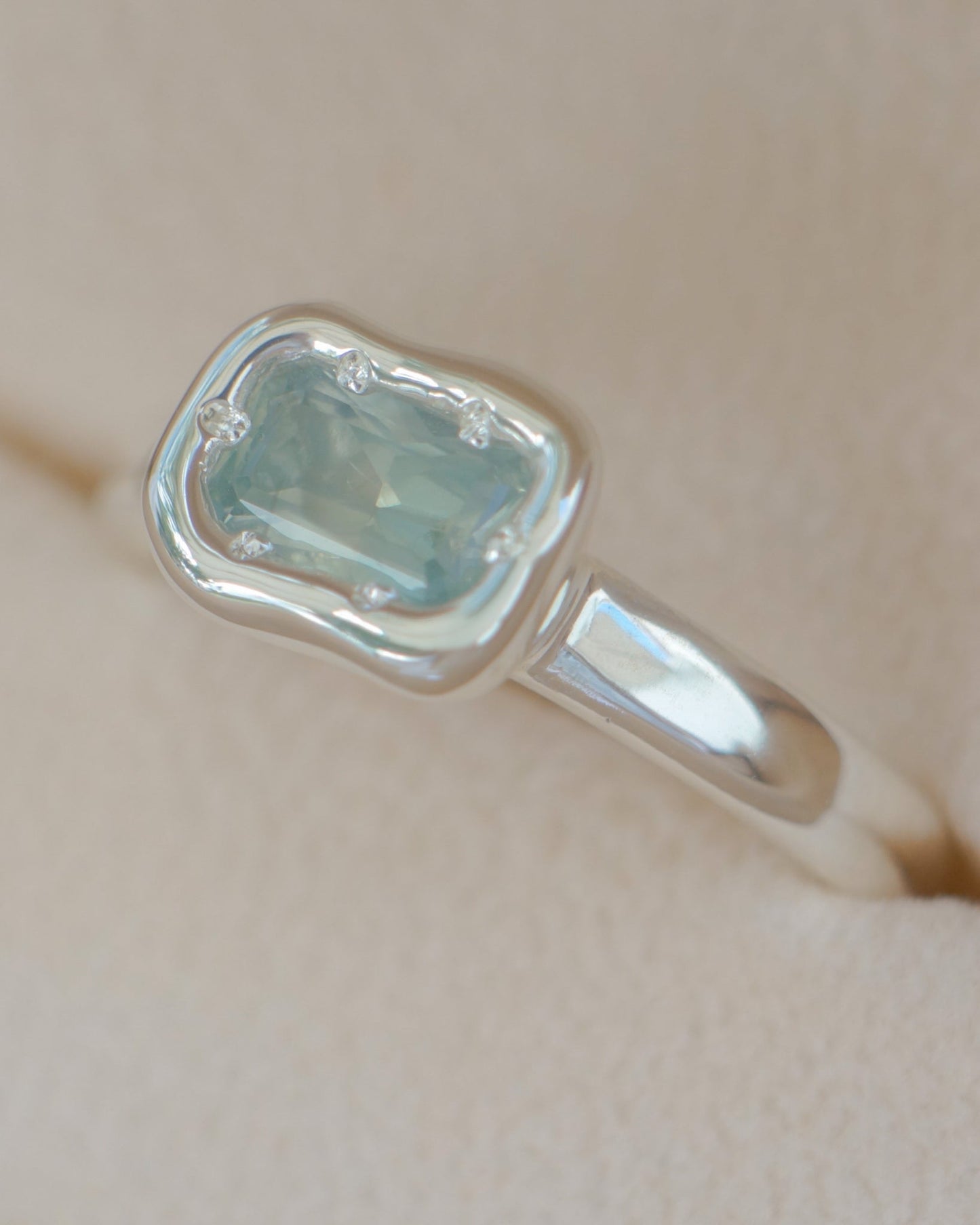 Opalescent Australian sapphire ring - silver