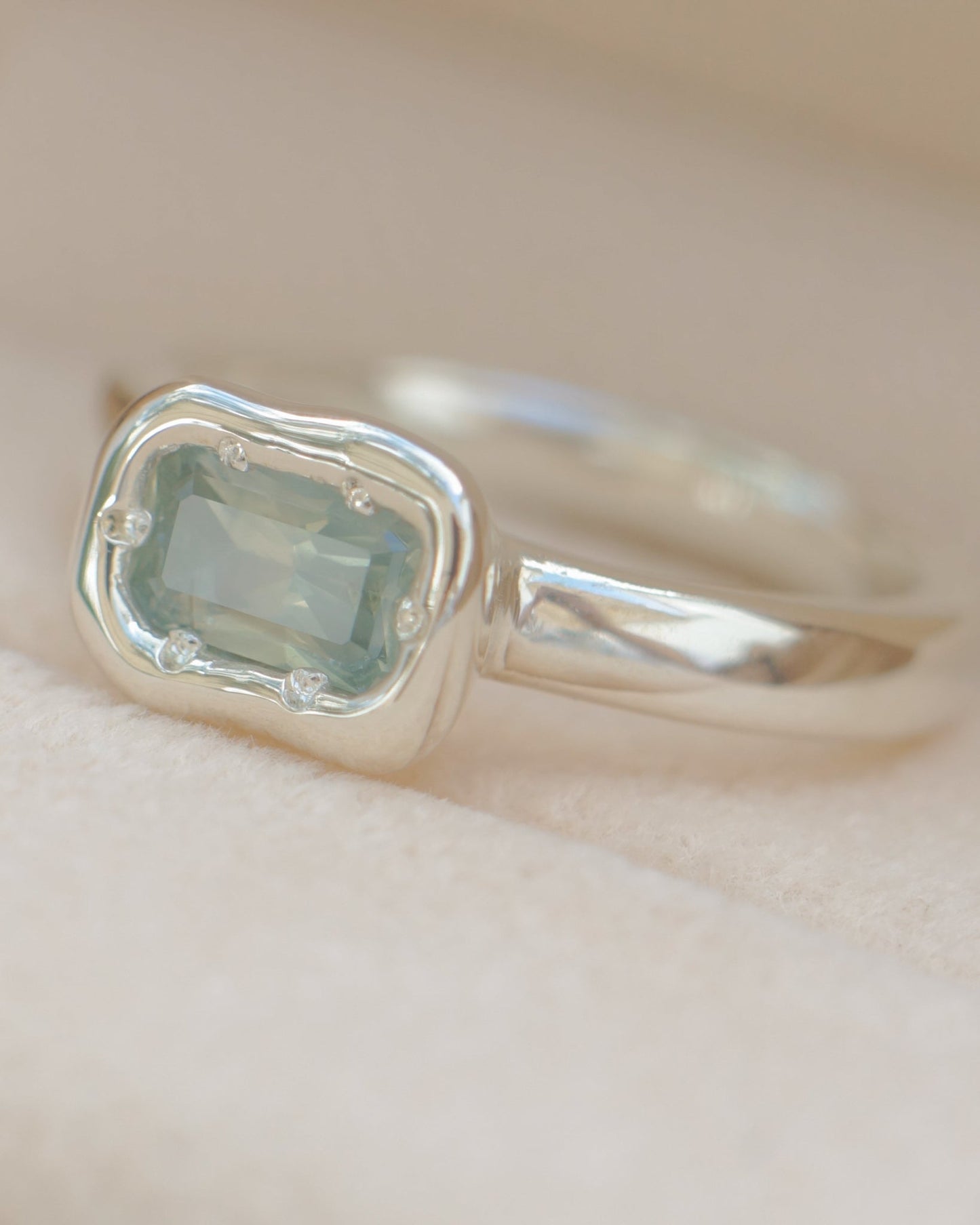 Opalescent Australian sapphire ring - silver